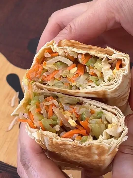 巨好吃的菜煎饼，我已经连吃三天了 这个煎饼跟着明星学的，没想到这么好吃，主要是吃到很多粗粮