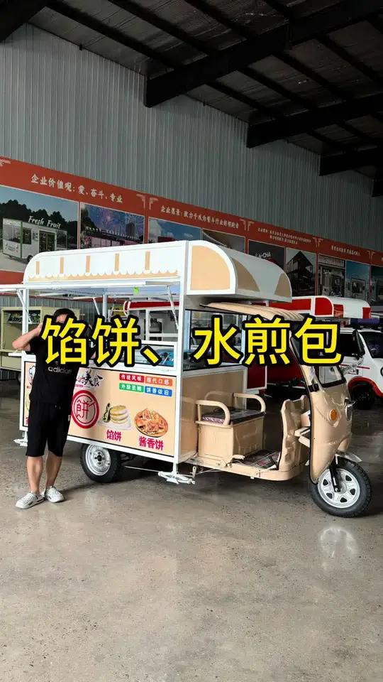 一个人,一个小车,就能烙馅饼、酱香饼了。出摊很简单