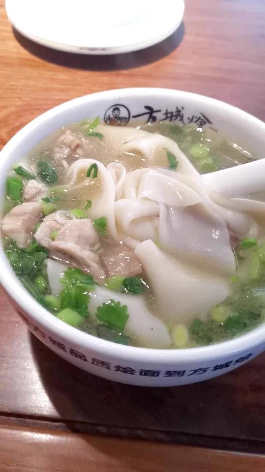 面吃着薄软光滑,滩羊肉做成的臊子咸香软糯