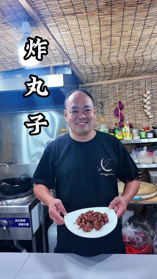 炸丸子 美食我的乡村生活农家柴火灶美食农家柴火灶乡村味道 炸至外表金黄,吃着焦香酥脆,好吃
