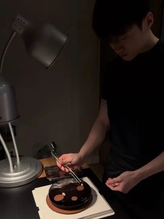 朋友过生日，当然要送一个巧克力榛子淋面蛋糕！