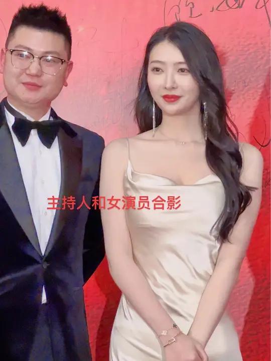 主持人也来和女演员合影 李芷珺