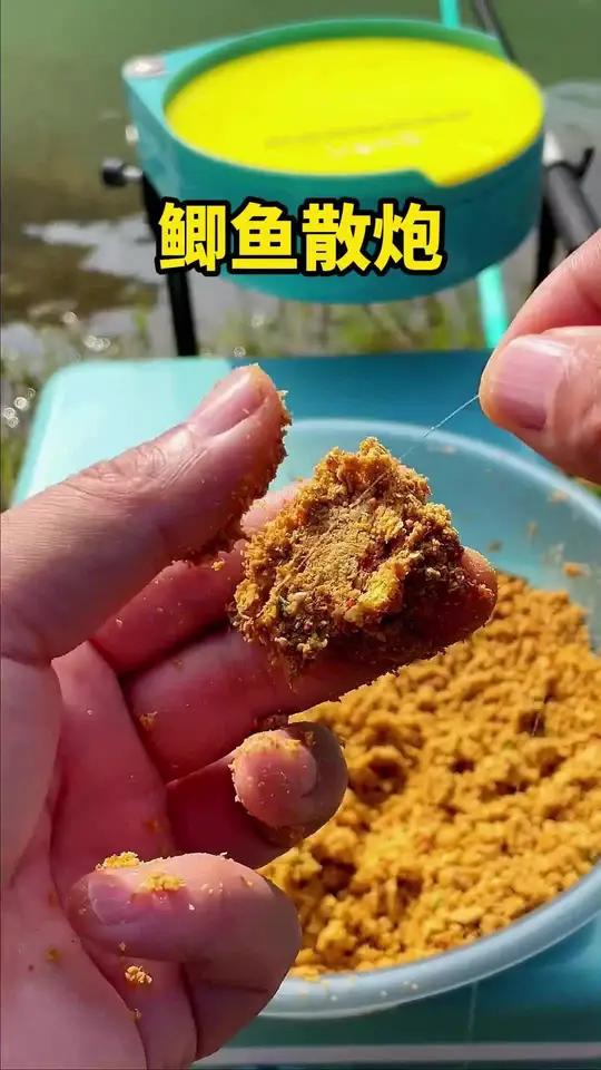 5斤装鲫鱼散炮,香味浓郁蛋白含量高。一大包五斤装,手食散炮一体方便使用,里面还附带了一瓶添