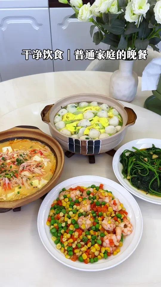 普通家庭的晚餐!今日食谱:蟹柳豆腐煲|金玉满堂|蒜蓉炒番薯叶|蛋皮白菜鱼丸汤