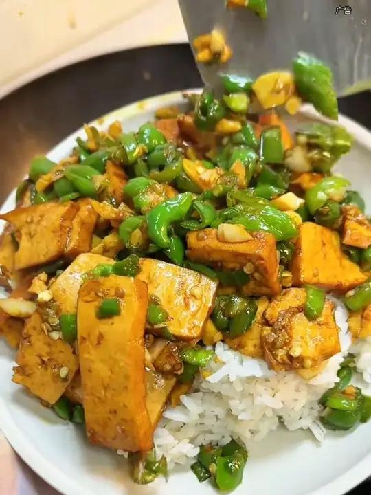 我认为香干最简单最家常的做法就是青椒炒香干,软嫩Q弹,即使不放一片肉,吃起来也是又香又下饭
