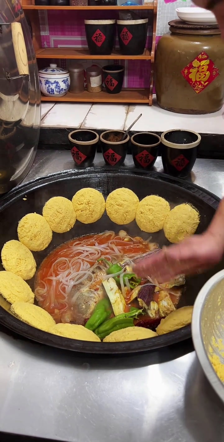 老式玉米面大饼子 家乡的灶台煮出人间烟火 好吃的农村的大锅菜 东北美食家乡的味道