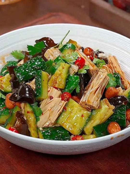过年不要总是大鱼大肉,吃都吃腻了,做一道爽口解腻的凉拌黄瓜,酸辣好吃又下酒