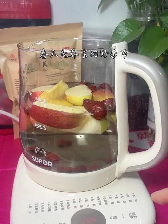 气色不好的姐妹,快叫男朋友给你煮起来,苹果十枸杞+红枣煮起来简单,甜甜的很好喝～#养生茶#
