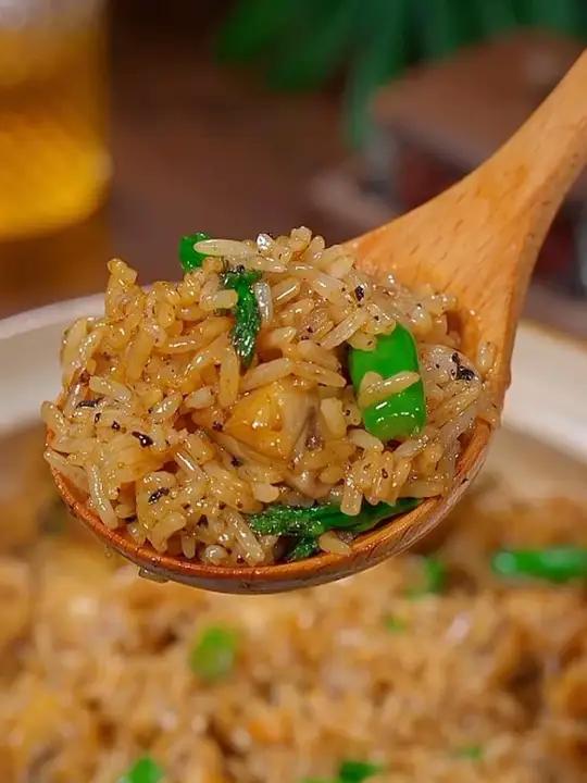 妈呀！西餐厅招牌菌菇芦笋煲仔饭真的太香了，在家也能轻松搞定，味道鲜美又好吃