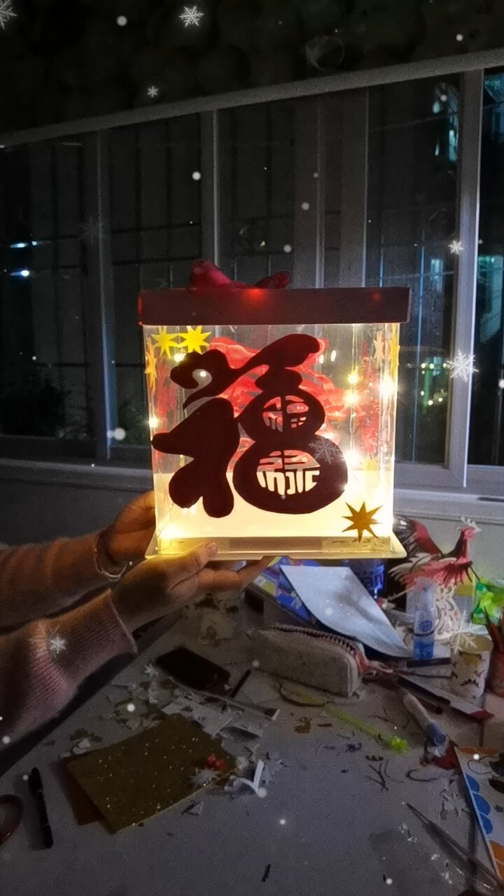 蛋糕盒+剪纸能变灯笼哦!
