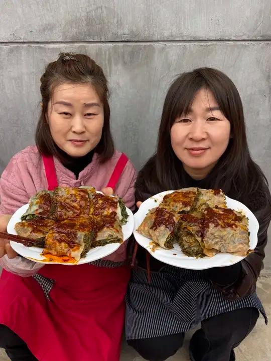 今天小芳又找了个风水宝地,挖了好多苜蓿给我做苜蓿卷卷吃 #家乡味道 #苜蓿 #闺蜜在一起的
