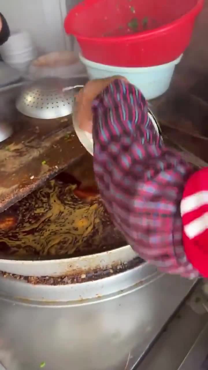 安徽淮南牛肉汤,10元一碗,烫5秒出锅,看颜色感觉挺好吃