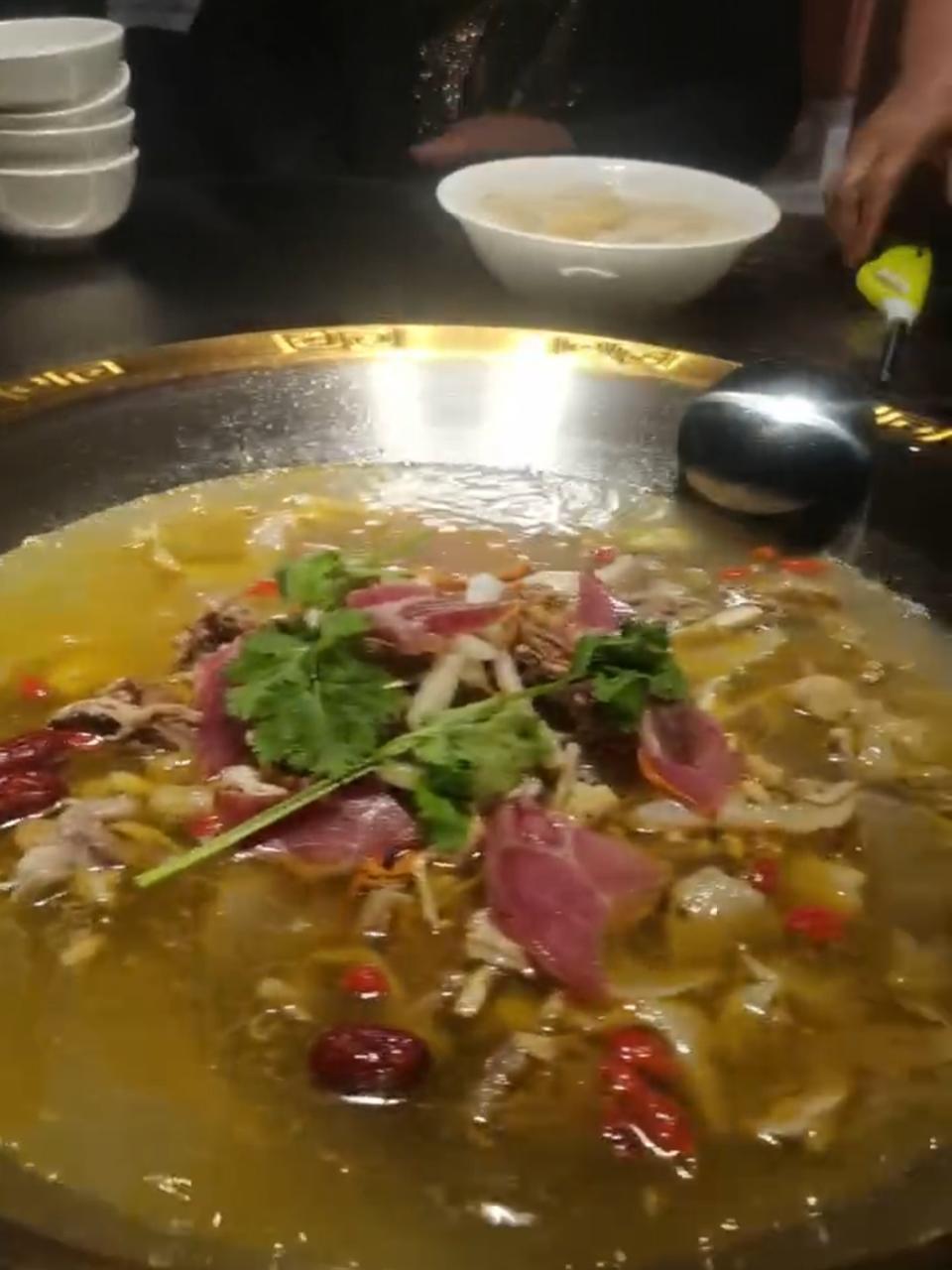 天麻火腿鸡出锅,祝加盟商生意兴隆,财源广进!餐饮创业 鸿店源天麻火腿鸡 白玉美食推荐