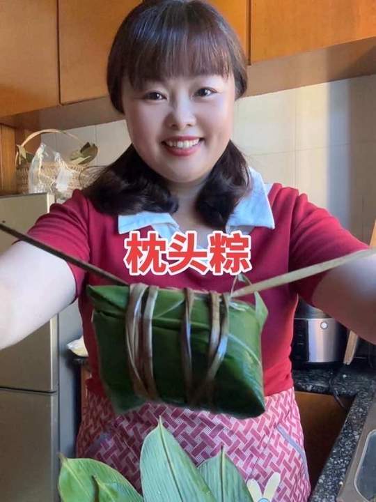 端午节快到了，蛋黄肉粽子枕头粽包法，包好了请签收