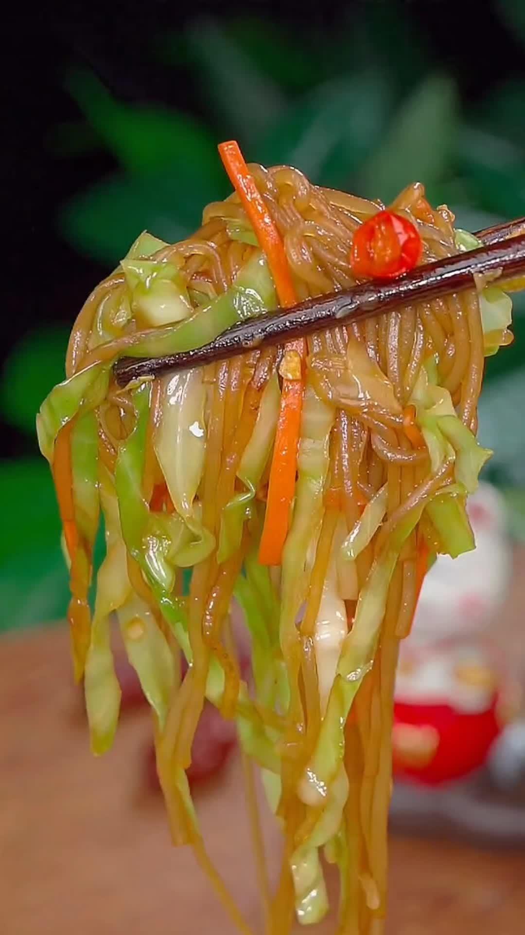 包菜炒粉丝这样做比路边摊的还好吃 包菜炒粉丝 炒米粉 美食