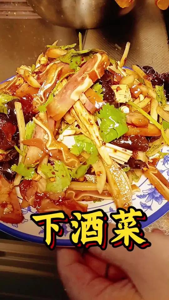 凉拌猪耳丝,加黄瓜洋葱腐竹更好吃,更营养,更爽口