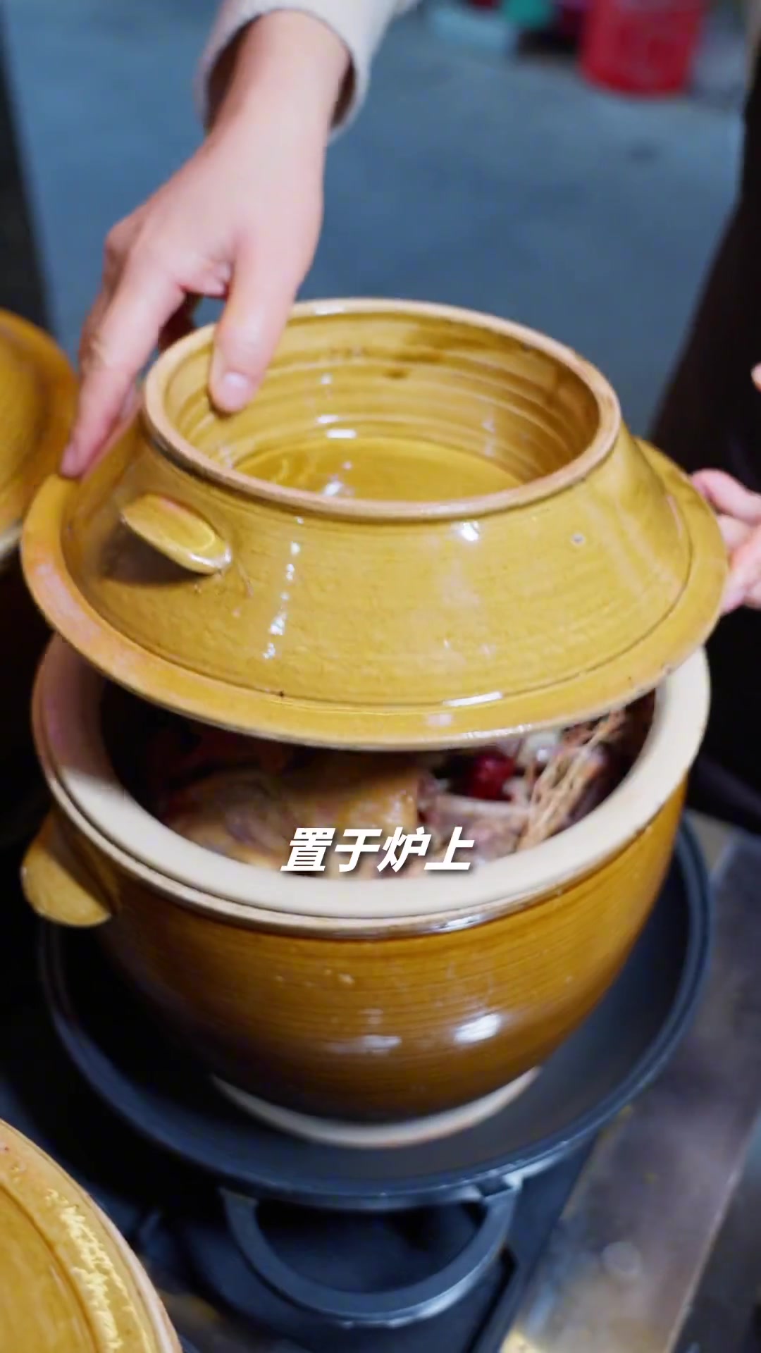 在贵阳,四孃做的盗汗乳鸽火锅创意十足,每一滴汤都是蒸馏水,做法源自贵州十大名菜的盗汗鸡