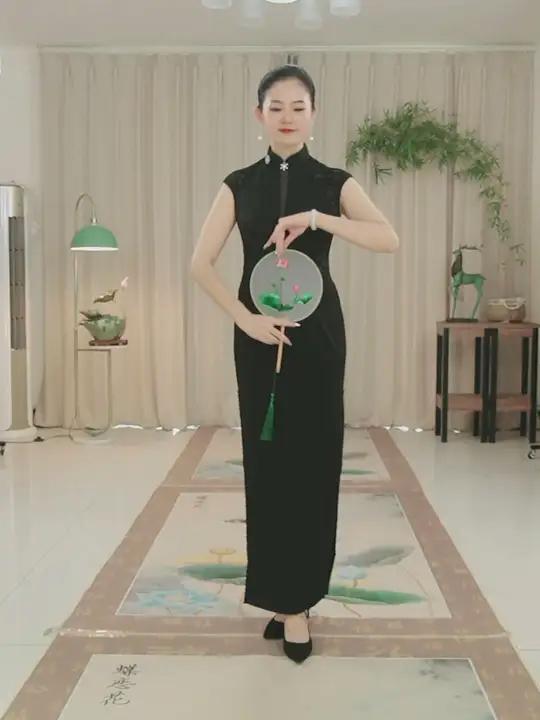 团扇旗袍走秀 当旗袍与团扇相遇,内心里认为的唯美可能只是情怀 国风古韵 旗袍仪态基本功 喜