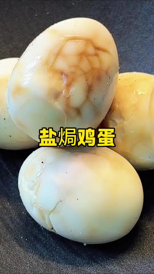 自律爸爸每天早起给家人做早餐 电饭锅盐焗鸡蛋,比水煮的好吃太多啦!