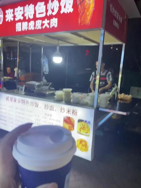 “牛累了会知道歇 马累了知道吃点青草 牛马累了只能点杯咖啡稍做调整 然后继续当牛马” 夜市