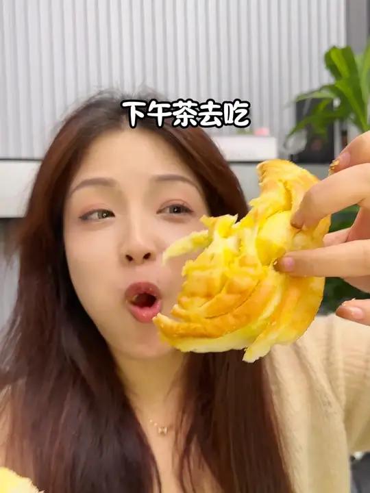 早八人的早餐椰蓉面包 左烘右焙面包 太好吃了 零食推荐 大人小孩都爱吃 妈呀太香了 早餐吃