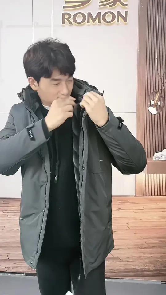 人们,刺骨寒冬,罗蒙棉衣就是你的最强后盾!精选科技面料,触感柔软却似铠甲般抗风,每一根纤维
