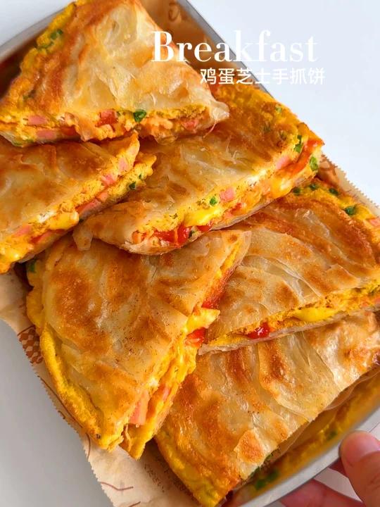 早起的动力就是能吃上一份鸡蛋芝士手抓饼