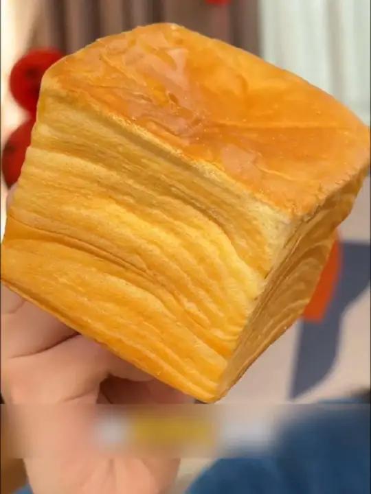 三只松鼠的水牛乳千层吐司来啦!松松软软超级好吃!快艾特你的好姐妹囤起来!吐司面包三只松鼠面