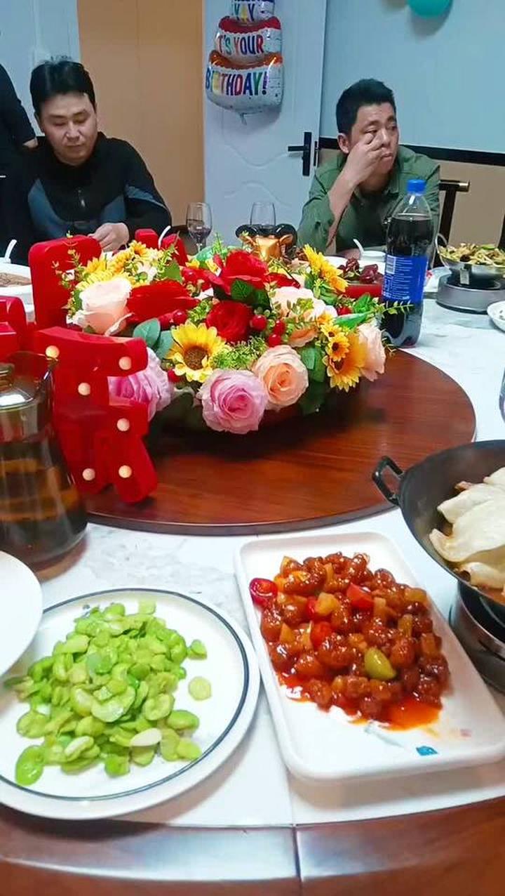 7岁小帅哥生日快乐，今天的蛋糕超好吃