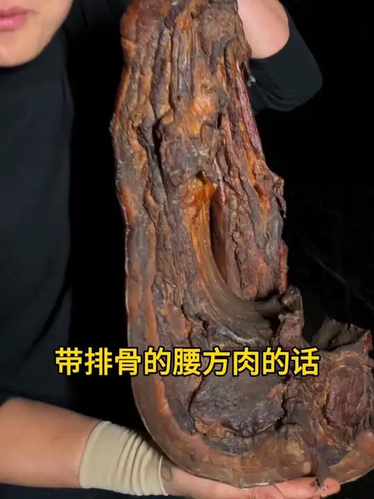 这种带排骨的腰方肉，有五花有排骨有瘦肉，买一块能到三样，这才是我们湘西腊肉的代表