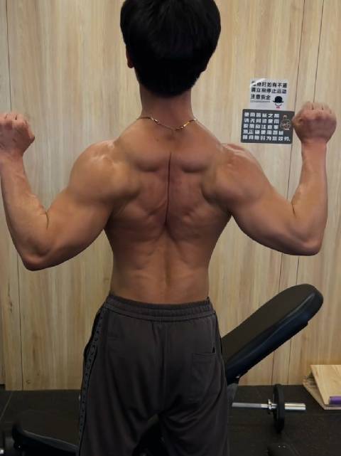 黑皮肌肉猛男展示背部肌肉