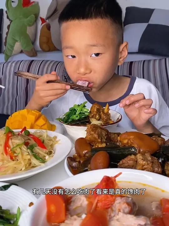 昨天说没有肉吃、今天补上、看来是真的馋肉了#小吃货家常菜 #小学生干饭日常