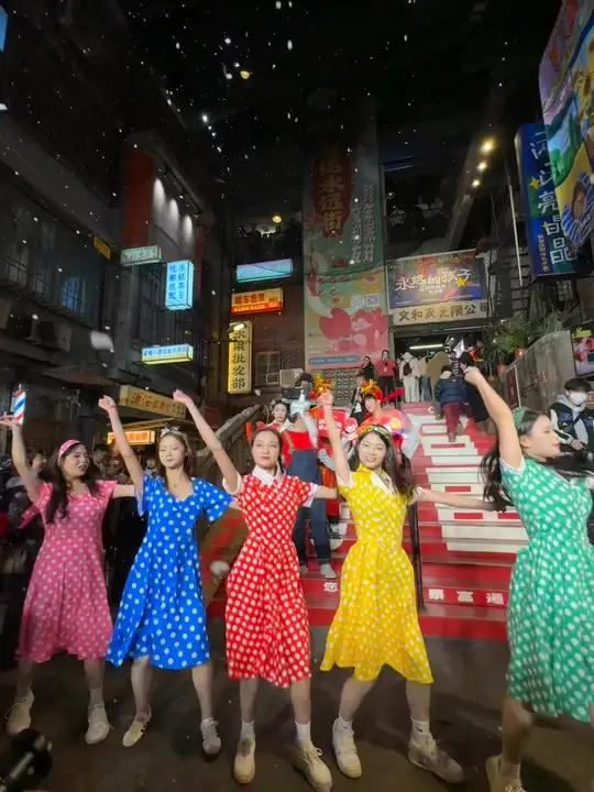 长沙新年氛围拉满!幸运龙虾树、幸运上上签、幸运发财道……2025第一杯安排上了
