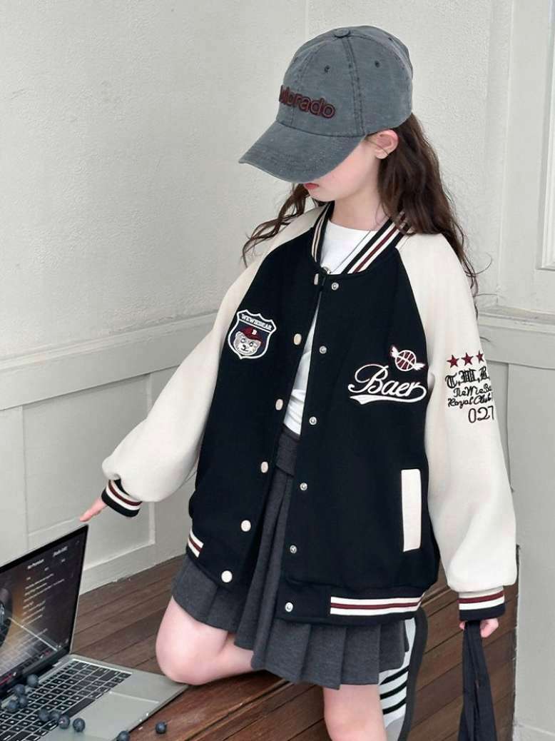 复古风棒球服穿搭,酷萌兼备 黑白色拼接的棒球服太有质感啦～胸前的卡通徽章和字母刺绣,复古又