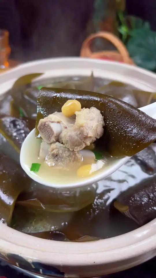 海带黄豆排骨汤 夏天出汗多,还爱开空调,那你一定要多给家人做这个海带黄豆排骨汤,汤鲜味美,