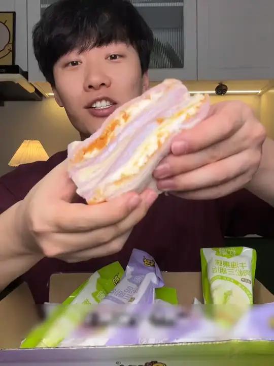 一口下去全是料!他家的三明治升级之后更大馅更多,一层肉松沙拉酱,加上芋泥夹心,吃起来湿湿软