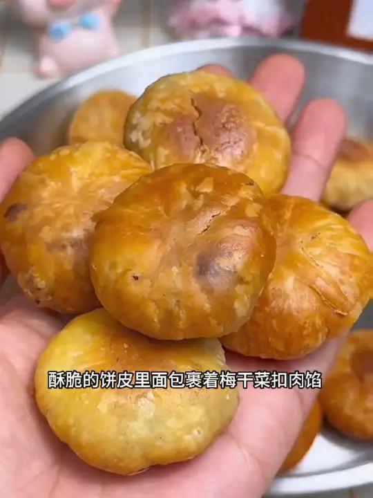 黄山烧饼是安徽特产,梅干菜扣肉酥饼更是经典