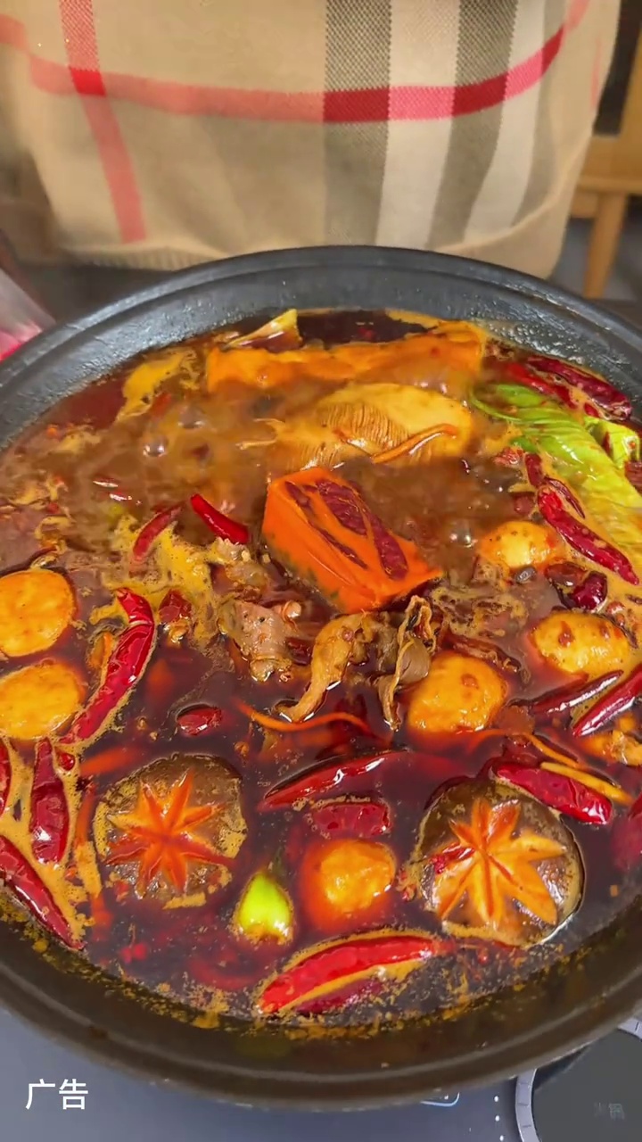 天气冷了吃上一锅正宗的四川麻辣牛油火锅太过瘾了！又麻又辣又香，关键这个价怎么吃都不心疼！四