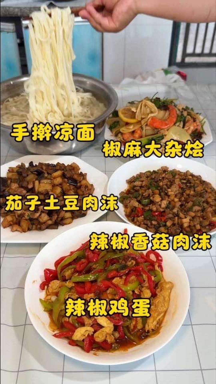 夏天就得吃自己做的手擀刀切打卤面，配蒜泥太香了