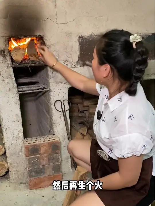 宝 月饼烤好了,你家在哪里我给你煲油送到家,只要是在中国我们都开拖拉机送 老式手工月饼 忘