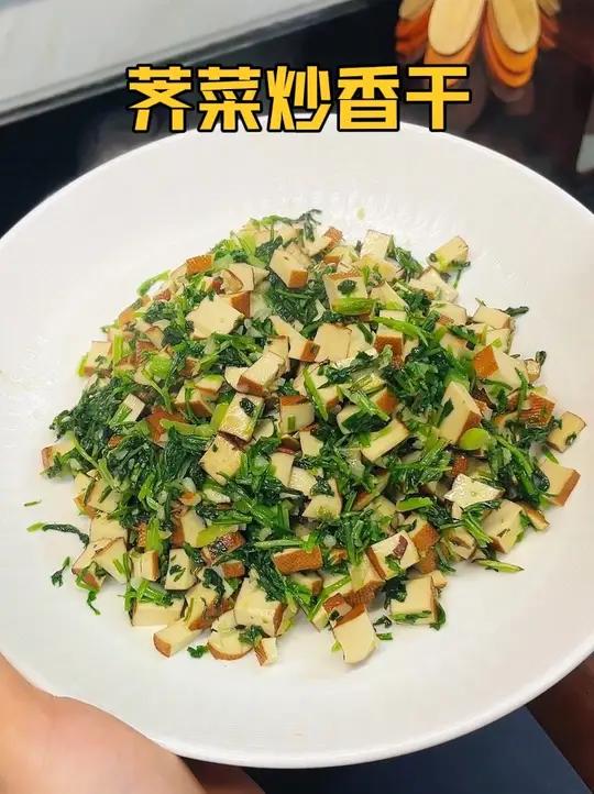 荠菜炒香干 春天正是吃荠菜的好时候,鲜嫩清甜的荠菜比肉还好吃 #荠菜 #野菜美食 #春菜请