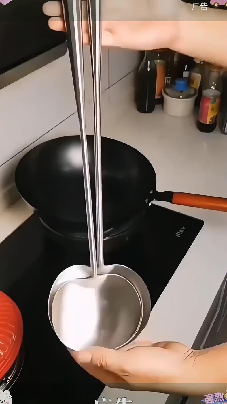 我建议你把家里的锅铲换成这种不锈钢加长手柄的 锅铲 炒勺 不锈钢锅铲