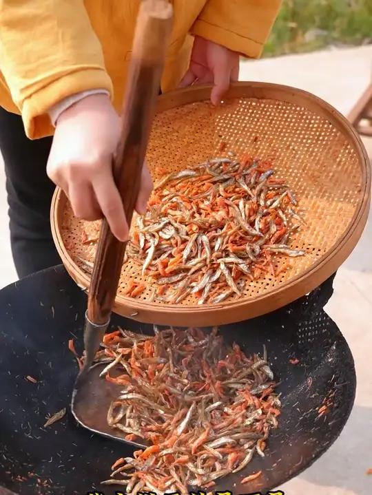 淡水小鱼小虾好吃酥酥脆脆的,淡的没有放盐,可以放心食用!
