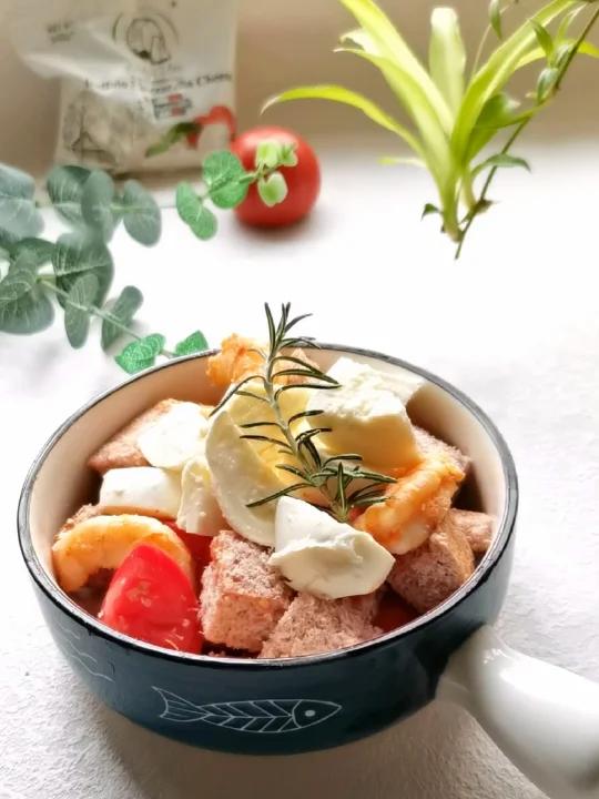 奶酪欧包西红柿沙拉