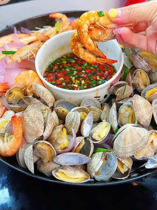 这个不加一滴水的清蒸虾，肉质Q弹，原汁原味，真不敢想象吃了这些Q弹鲜嫩的虾我会有多活泼开朗