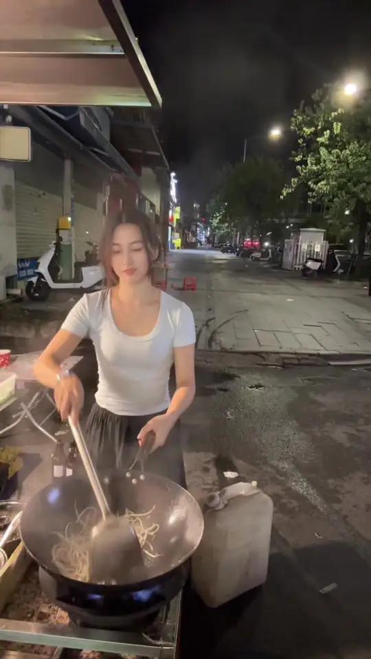 鸡蛋瘦肉炒米粉12块钱一份,一个晚上卖三十多份,全身都是油烟味了!