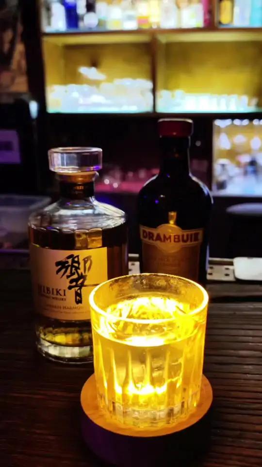 响大师的温柔暴击+杜林标的蜂蜜偷袭=这杯“新锈钉”会在舌尖放烟花～琥珀色酒液晃啊晃,像把夕