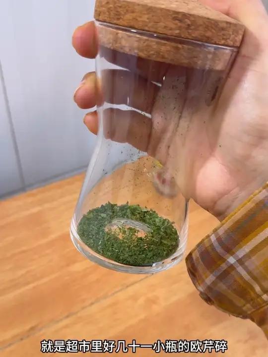 芹菜叶不要扔,做成欧芹碎,煎鸡蛋、牛排,做意大利面时洒上,真的巨巨巨好吃!欧芹碎芹菜