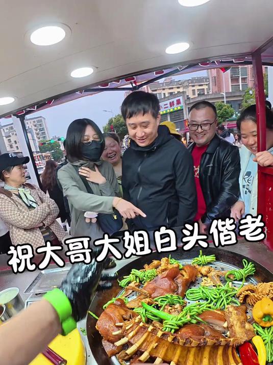 沉浸式带你体验我在小县城摆摊卖大锅卤菜 胡师傅大锅卤菜