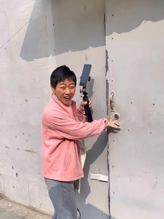 看着眼前这个注定一辈子拿捏我的女子,我笑了。回头想想,婚后弹指十年,从婚后初时的针锋相对,